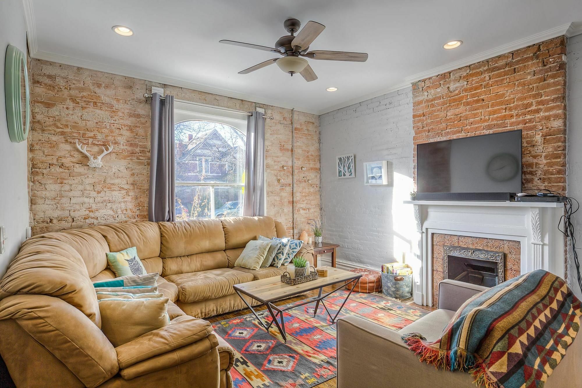 Huge Remodeled Downtown Sleeps 16! *