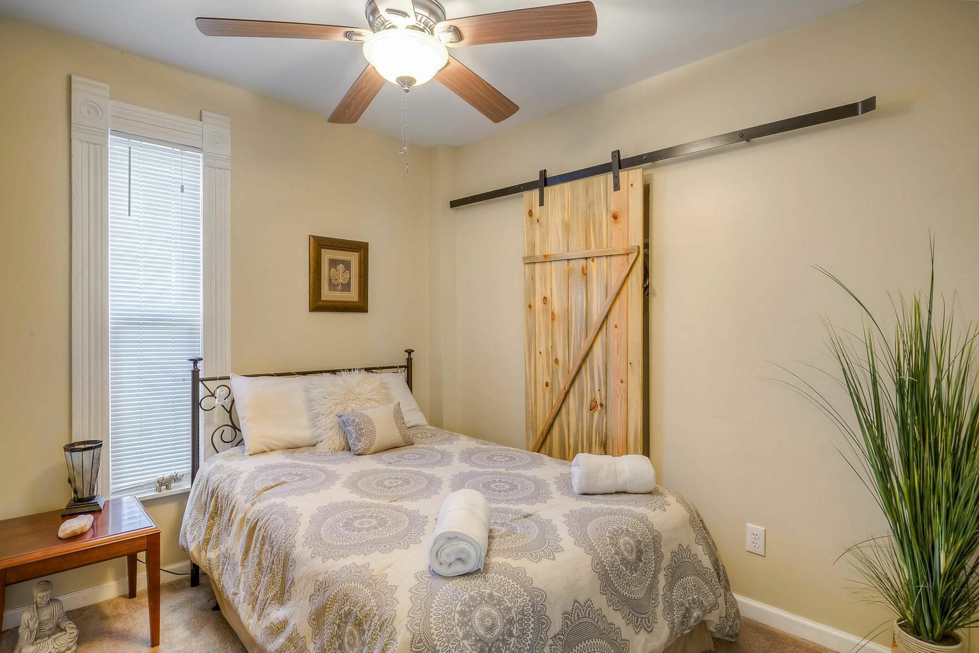 Huge Remodeled Downtown Sleeps 16! *
