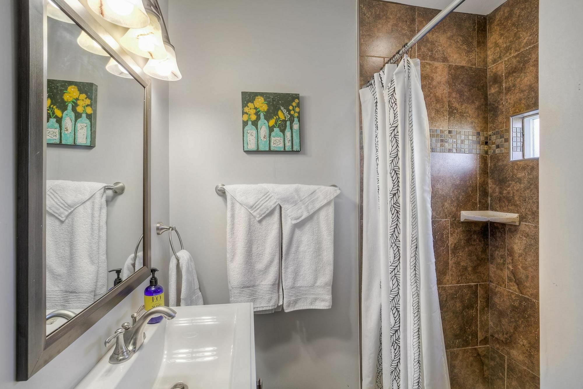 Huge Remodeled Downtown Sleeps 16!